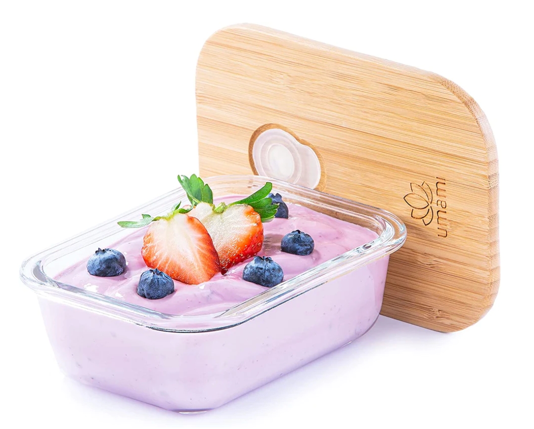 Lunch box avec yogourt et fruits